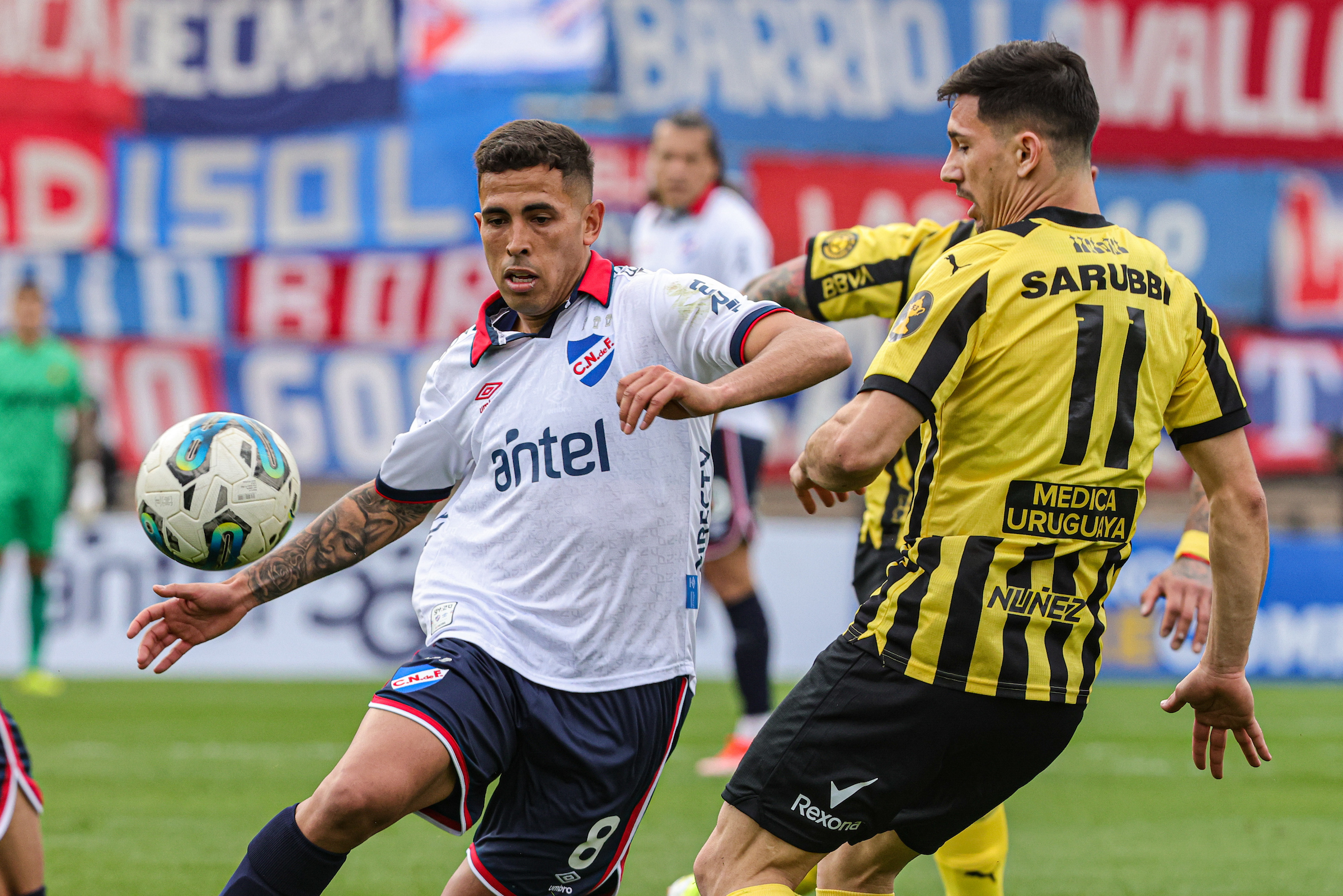 Nacional y Peñarol juegan esta noche el primer clásico del 2025