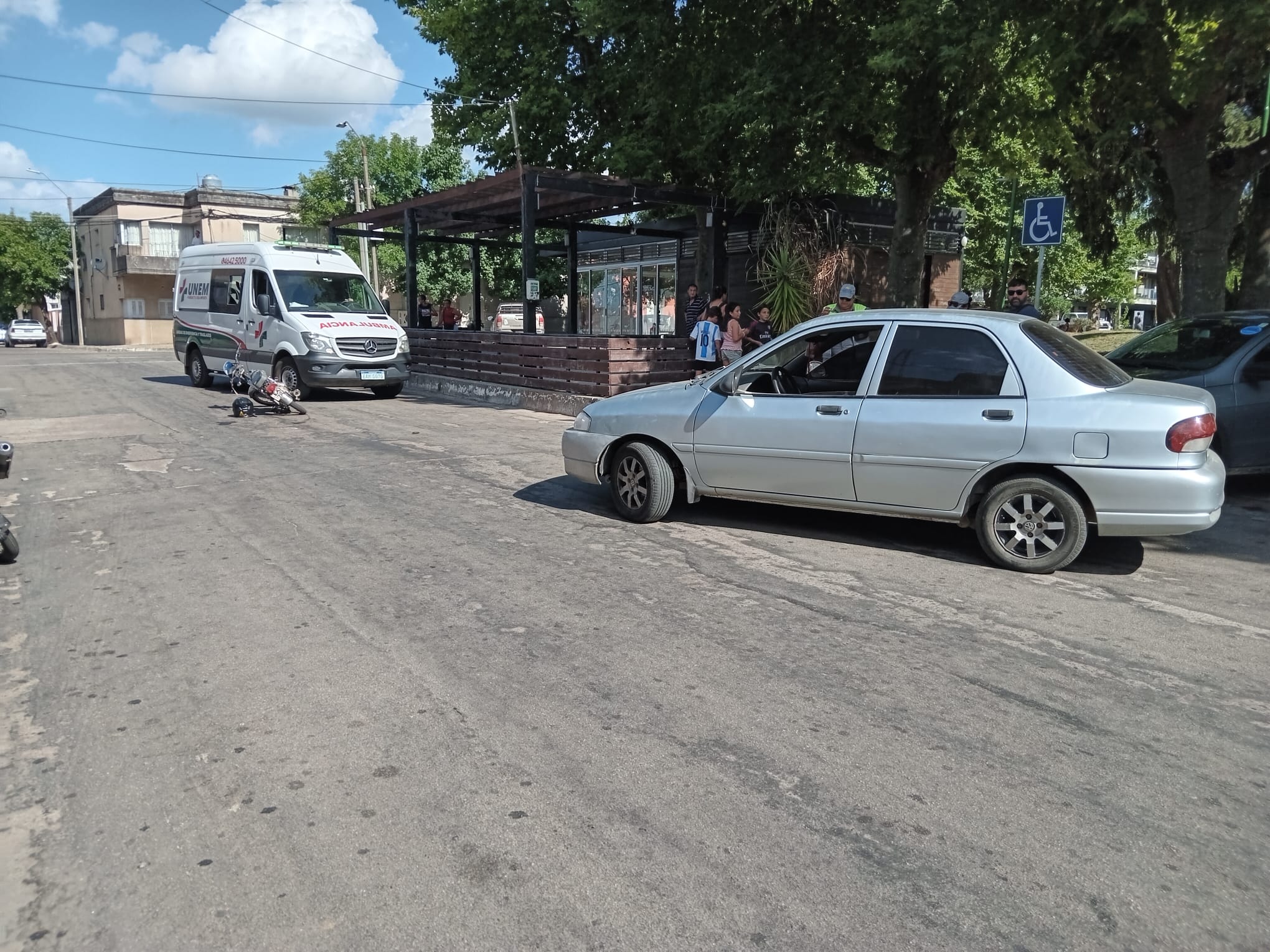 Un motonetista resultó lesionado tras un siniestro que ocurrió hace instantes en el centro de Melo