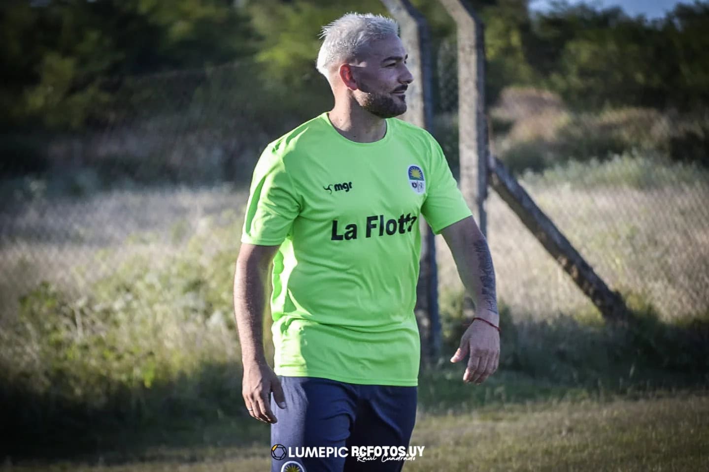 La azul y blanca sale a la cancha y como cada verano se renueva la ilusión del pueblo futbolero arachán