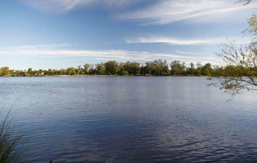 Policía y bomberos reanudan la búsqueda del niño de 7 años que desapareció en aguas del Río Negro