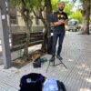 Un saxofonista invade con cultura una esquina céntrica de nuestra ciudad