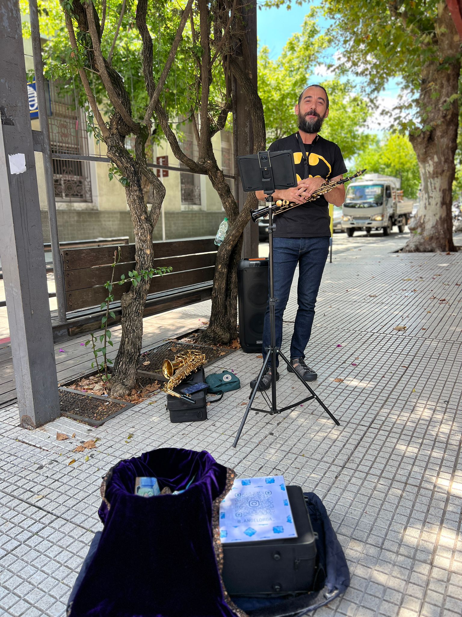 Un saxofonista invade con cultura una esquina céntrica de nuestra ciudad