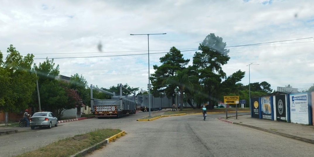 El pasaje de cuatro camiones de gran porte con destino a la planta de Lumin genera un gran operativo a esta hora en nuestra ciudad